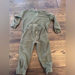 Rylee + Cru Set size 2-3Y in moss, some pilling on fabric see pics